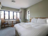 Marine Court Ground-floor Double Bedroom with Wet Room - B&B Littlehampton