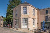 Gîte de l'Esplanade-18 min Puy du Foù-Classé 2 étoiles-Billard-Baby-Foot-Fléchettes-Ventilateurs-Grande maison de bourg de 200m2- Famille-Amis-Groupe-Linge de lit et toilette-Réservation des billets Puy du F0u par l'office de tourisme - B&B Pouzauges