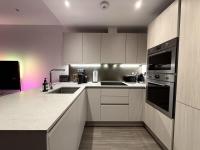 Battersea Luxe 1BR Sky Suite Rooftop Pool & Gym by REGAL REALMS - B&B London