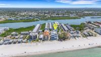Beach Access Coastal Townhome with Pool and Game Space - Bed and Breakfast Clearwater Beach
