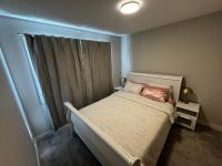 Newly built 3 bedroom Sundown Home With AC - Ferienwohnung Cochrane