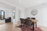 Modern 1-Bedroom Apartment with Balcony Views - B&B Londra