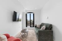 Modern 1-Bedroom Apartment with Balcony Views - B&B Londra