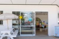 2 mins to Kings Beach w shared rooftop and whale watching views plus pool - B&B Caloundra