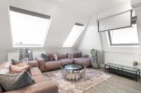 Bright & Spacious 2-Bedroom Top Floor Apartment - B&B Londra