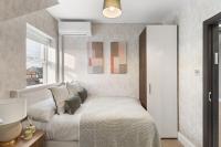 Bright & Spacious 2-Bedroom Top Floor Apartment - B&B Londra