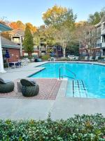 Chic Blue Apt w Patio - 10 mins from Lenox Mall - B&B Atlanta