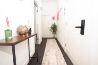 Modern 2BR Apartment Free Parking City Access - B&B Manchester