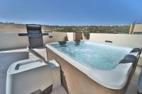 Hot Tub With View, Stylish 3BR, Heart of Ghajnsielem - Chambres d'hôtes Ghajnsielem