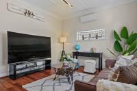 Family Comfort with Aircon, Backyard and Parking - B&B Auckland