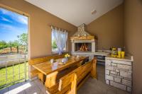 Villa Karla near Pula for 8 persons with private pool, kids playground & pet friendly - B&B Divšići