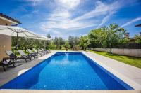 Villa Karla near Pula for 8 persons with private pool, kids playground & pet friendly - B&B Divšići