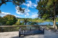 Okere Tree House - Lakefront with own Jetty - Chambres d'hôtes Okere Falls