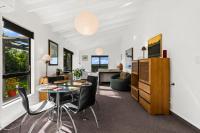 The Village Apartment, just steps to the Village shops, bars and restaurants - B&B Havelock North