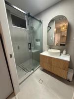 Sandy Lodge Steps to Beach Ocean Views Sleeps 6 AC WiFi Linen provided - B&B Burrum Heads