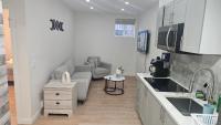 Sparkling 2 Bedroom Basement Suit with a Separate Entrance NW Calgary near airport - Bed and Breakfast Calgary