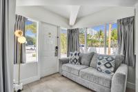 Ocean Blvd King Suite with Sofa Bed - B&B Fort Lauderdale