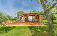 Beach House IVE, romantic escape with jacuzzi, pool & olive grove charm in Pomer, Istria - B&B Pomer