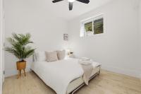 Luxury 2BR Suite Minutes to the Beach & US Border - B&B Surrey