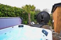 The Hideout - private luxury cabin near the sea with spa, patio area, and parking - Chambres d'hôtes Hythe