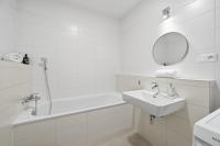 Sunny minimalist flat with balcony - B&B Bratislava