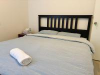 Zimmer mit Queensize-Bett und Gemeinschaftsbad
