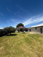 Driftwood Beach House, Walk to Beach Pet Friendly - B&B Lakes Entrance