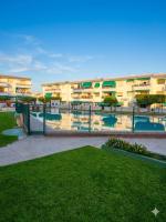 Apartamento con terraza, piscina y pista deportiva - B&B Almería