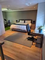 Neat Secure Self-Catering 1 Bed Apartment Moreleta Park Fully Furnished - Chambres d'hôtes Pretoria