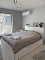 Modern 1BR Apt for 4 Cozy & Spacious - Chambres d'hôtes Plovdiv