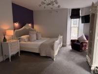 Zimmer mit Kingsize-Bett und Balkon