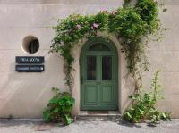 VILLA ADOYA Chambre d'hôtes Aigues-Mortes intra muros au calme climatisation réversible PISCINE WIFI ascenseur PARKING gratuit - Bed and Breakfast Aigues-Mortes