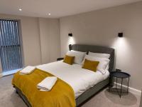 Spacious Modern Apartment, Close to Theatres - B&B Leeds