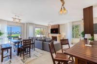 Elegant 4BR Villa with Private Garden & Golf Views - Chambres d'hôtes Al ‘Ayn as Sukhnah
