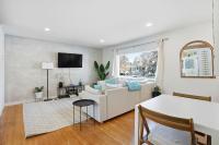 Bright & Fully Renovated Retreat - Holiday Home - Bed and Breakfast Saskatoon