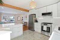 Bright & Fully Renovated Retreat - Holiday Home - Bed and Breakfast Saskatoon