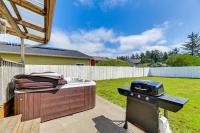 Crescent City Home w/ Hot Tub: Half-Block to Beach - Chambres d'hôtes Crescent City