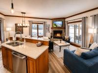 TRUE ski inout - large heated pool in summer! - B&B Mont-Tremblant