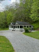 The Renovated Farmhouse at Seneca Rocks - B&B Seneca Rocks