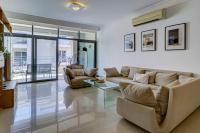 Hughes Hallet - Sliema Seaside Stay - By Haven and Keys Malta - B&B Sliema