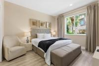 Designer 4BR Getaway Sleek Laminate Floors - B&B Orlando