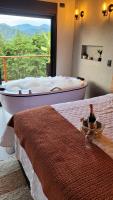 Casa Chalé dos Pinhas - Chalé Romântico e Aconchegante - Hidromassagem - Lareira - Vista da Montanha - Próximo a Campos do Jordão - B&B Santo Antônio do Pinhal