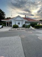 Spacious summer house with outdoor seating area, close to the sea & nature! - B&B Sölvesborg