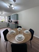 Modern 3 Bed , Contractors & Families , Driveway - B&B Netherton
