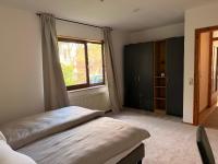 Modernes, neumöbliertes Zimmer mit Gemeinschaftsbad - B&B Marburg