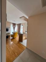 Spacious Green Breeze Apartment - Private Parking - B&B Teodo