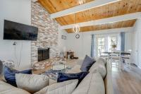 Gateway to Big Bear! High-Country Home w/ Deck - Chambres d'hôtes Running Springs