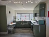 Detached Private Guest House - B&B Brístol