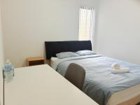 Zimmer mit Queensize-Bett und Gemeinschaftsbad
