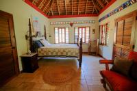 Zimmer mit Queensize-Bett und Gartenblick